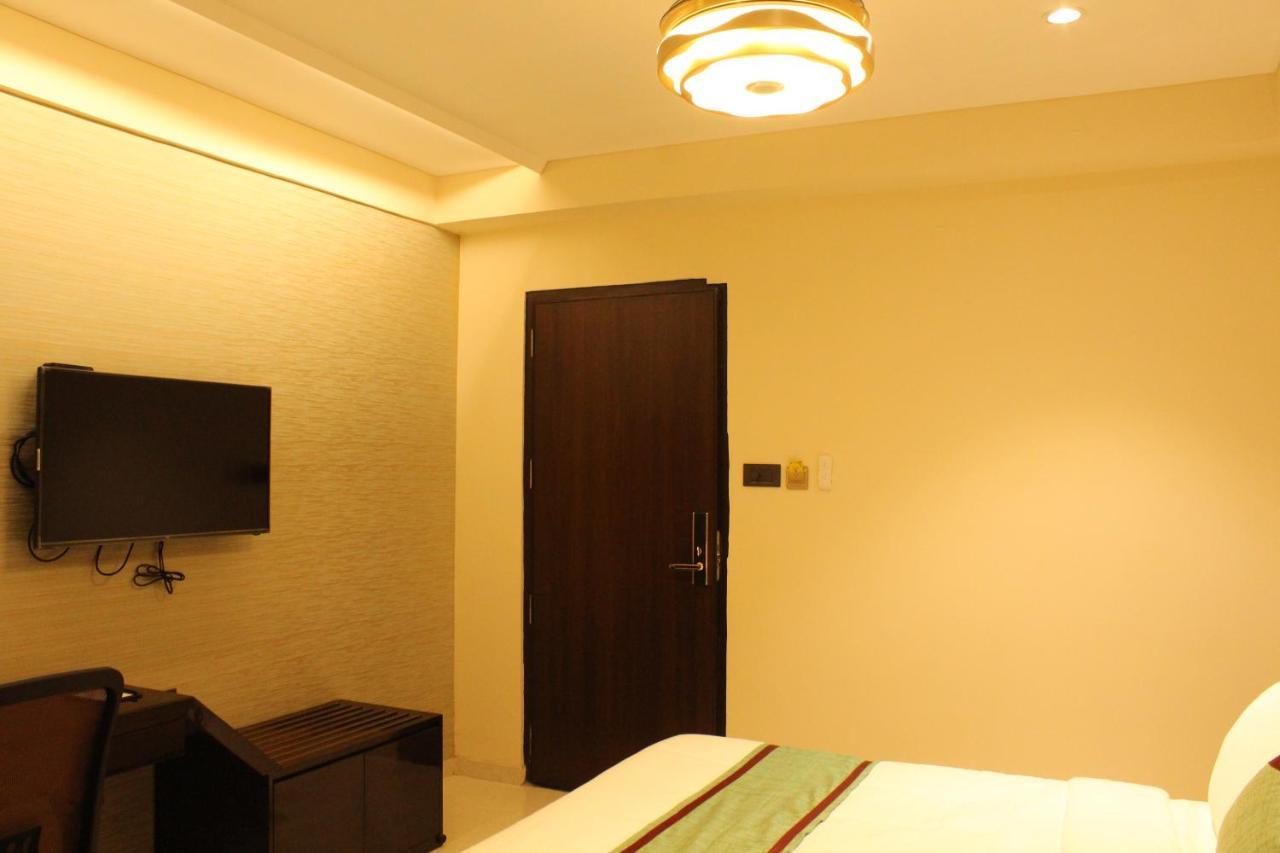 Zip By Spree Hotels Сурат Экстерьер фото