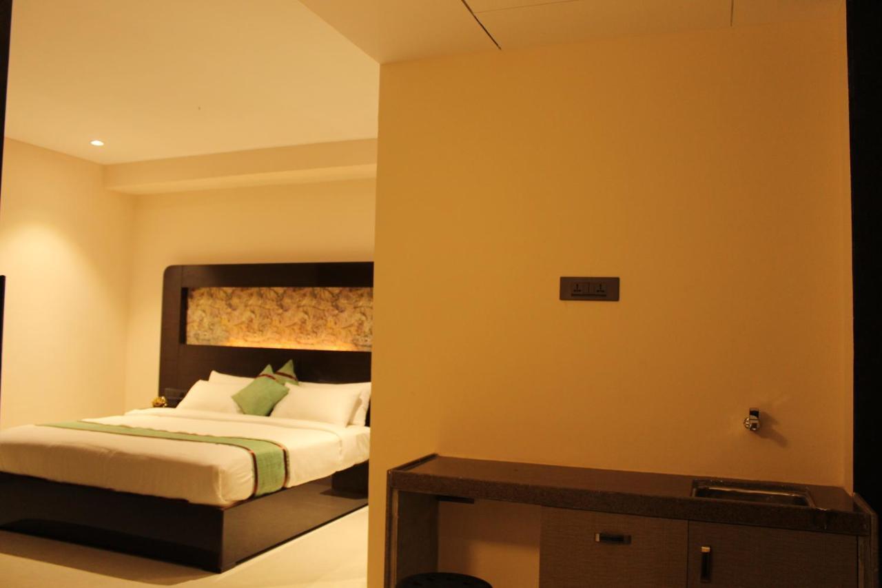 Zip By Spree Hotels Сурат Экстерьер фото