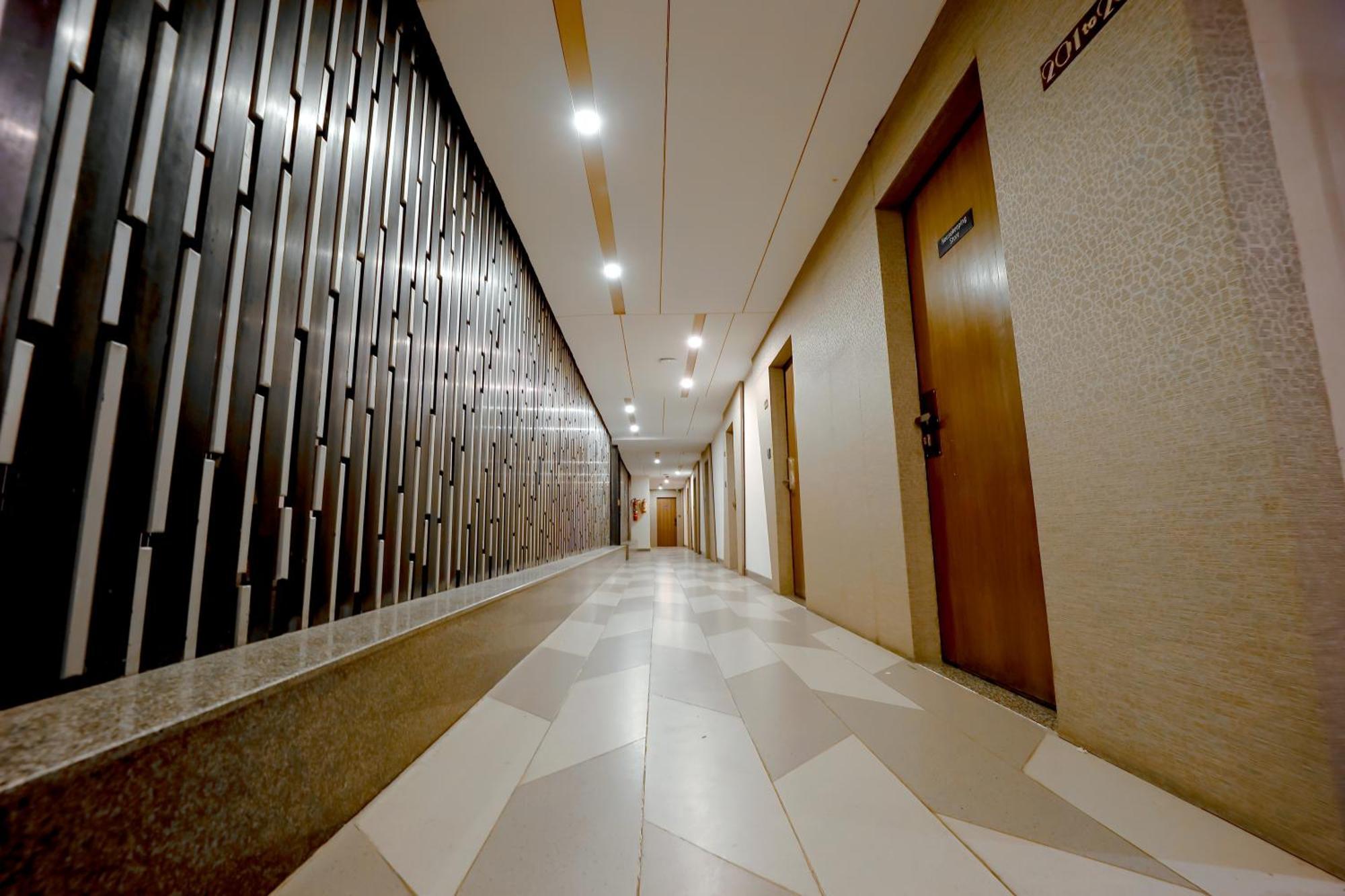 Zip By Spree Hotels Сурат Экстерьер фото