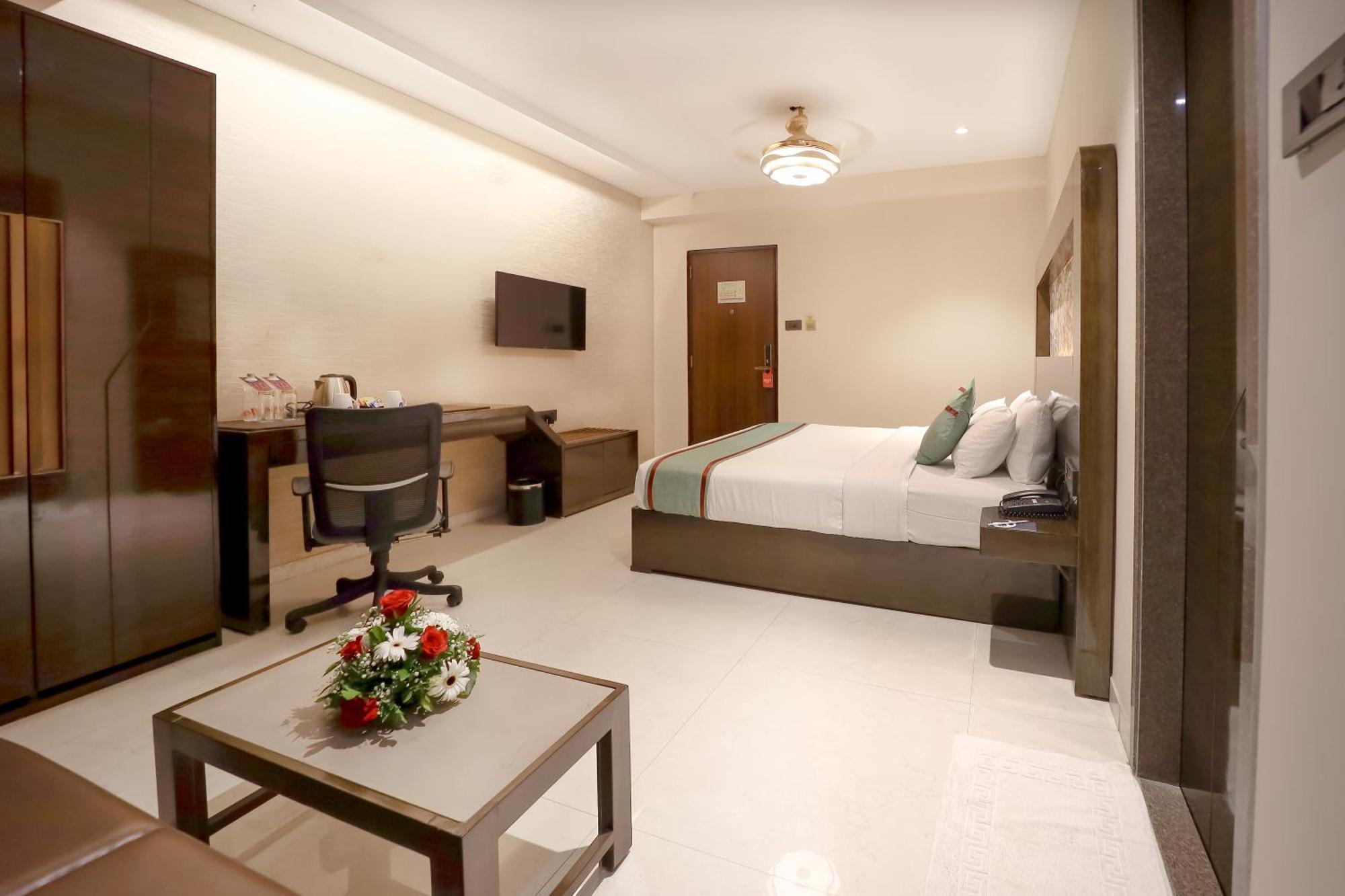 Zip By Spree Hotels Сурат Экстерьер фото